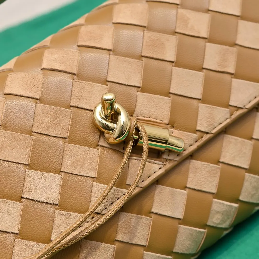 Batch 1360 #Bv New Deerskin Clutch 🎈 The deerskin brown bag with extra points for autumn and winter is so beautiful~🍂 Made of classic woven sheepskin and deerskin, it looks like Maillard for autumn and winter🤎 It can be held by hand, carried by hand or carried under the arm. The metal knot embellishment exudes temperament and nobility~ , equipped with a zipper compartment inside, it is a good companion for your daily life🧑‍❤️‍💋‍🧑, whether you are walking on the red carpet or attending a dinner, it will add a unique charm to you💞 Model: 1511 Size: 31x13x3